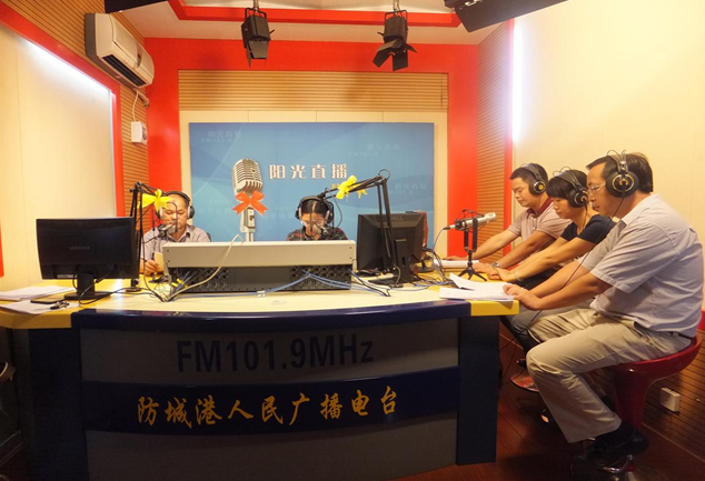 防城港市海洋局领导作客“阳光热线”解惑海洋热点问题 以积极姿态喜迎“十八大”