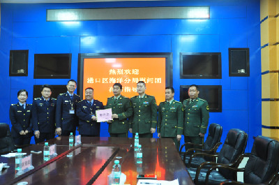 广西防城港海洋局港口分局深入部队开展元旦春节慰问活动