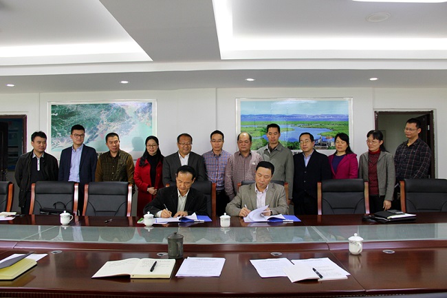 广西民族大学与防城港市海洋局签署“产学研”合作协议