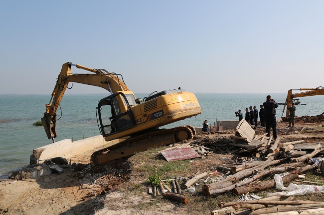 联合执法严厉打击山口红树林保护区内违法建设和非法抽砂行为