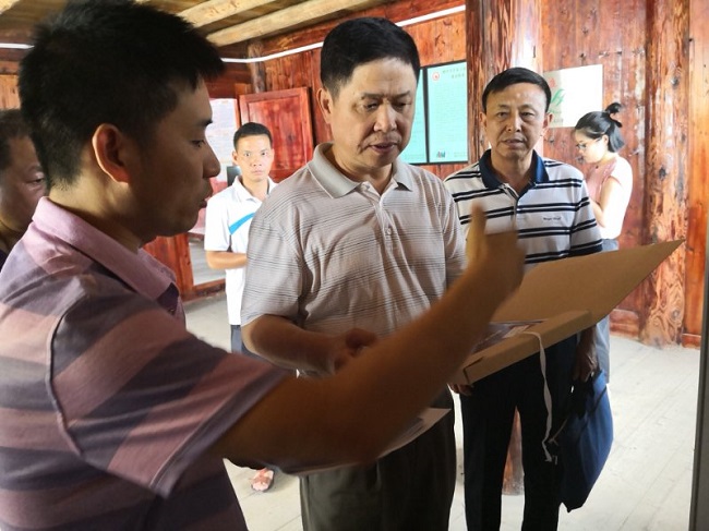 厅党组书记深入结对贫困村开展扶贫攻坚调研