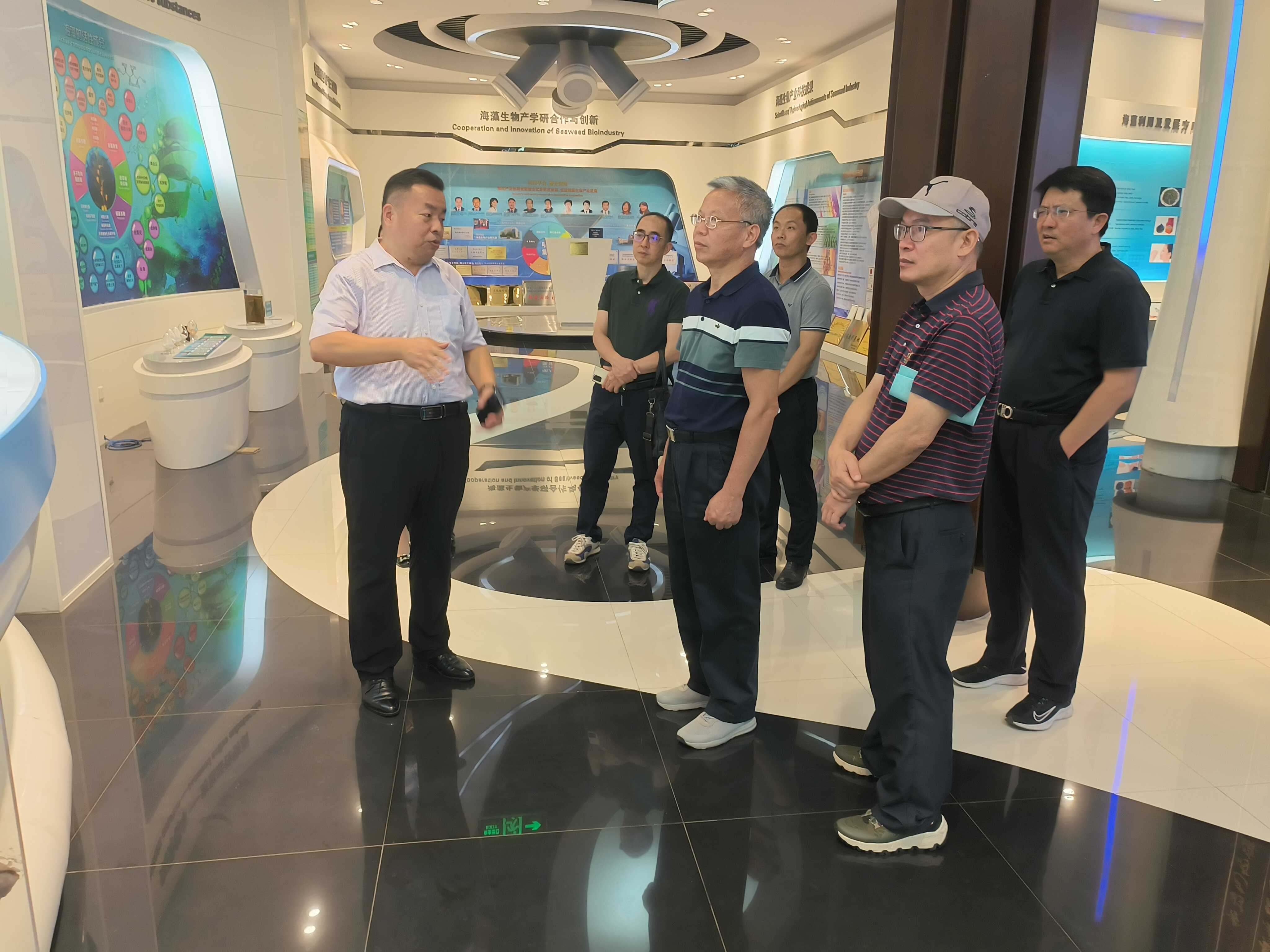 调研组一行参观考察明月海藻集团.jpg