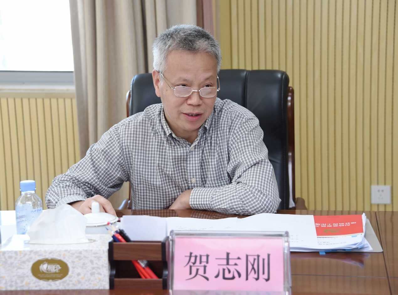局党组书记贺志刚主持研讨会并作研讨发言.png
